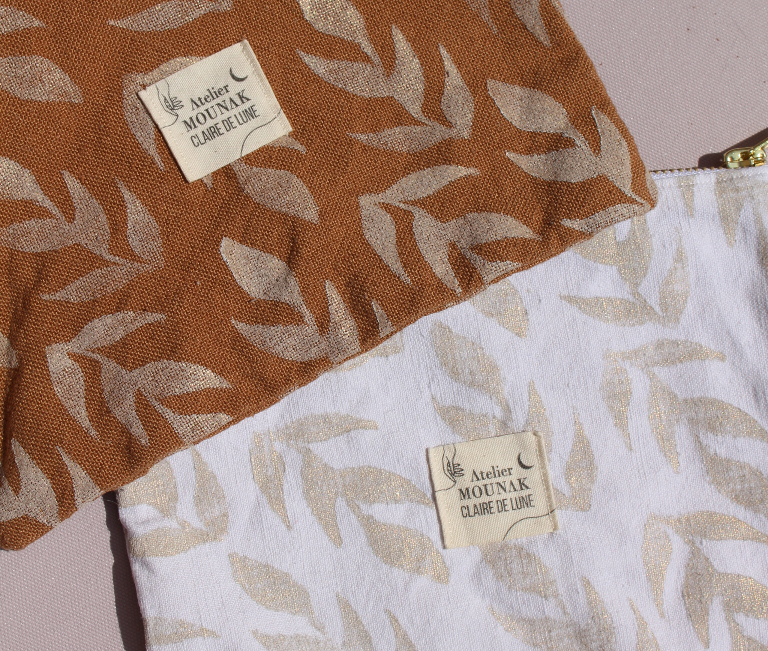 Trousses plates - une trousse marron impression feuilles dorées - une trousse blanche impression feuilles dorées