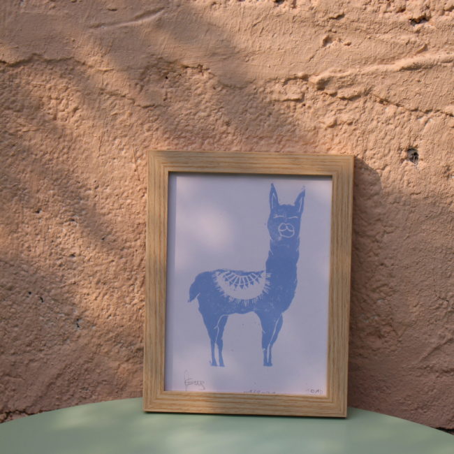 Cette Affiche Alpaga bleu est une œuvre d'art charmante et pleine de douceur. Parfaite pour apporter une touche de couleur et de gaieté une chambre d'enfant