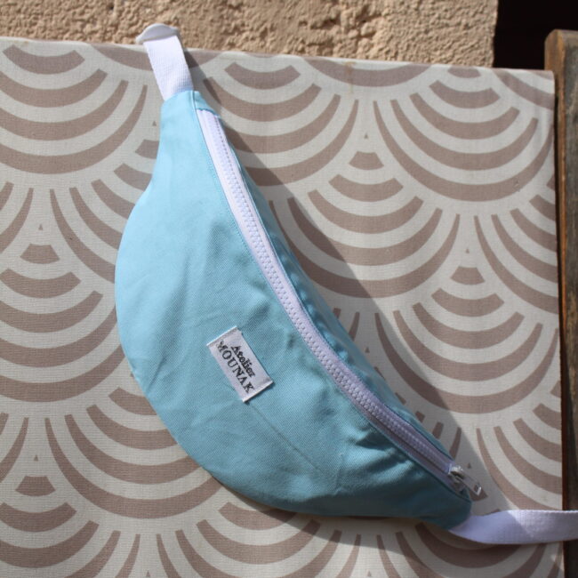 Accessoire mode incontournable pour un look décontracté et urbain. Confectionné un tissus de seconde main doux et résistant. Tissus extérieur bleu