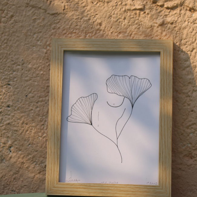 L'illustration représente principalement deux feuilles de Ginkgo biloba cependant, l'artiste a habilement incorporé des lignes qui évoquent une femme