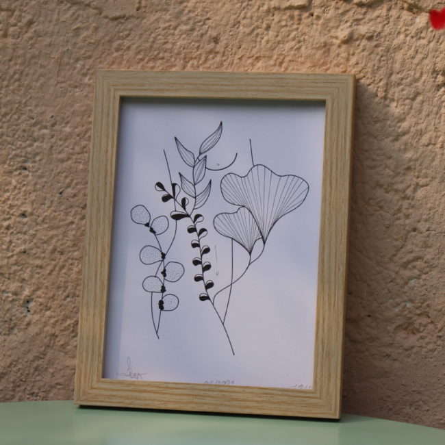 L'illustration représente principalement deux feuilles stylisées cependant, l'artiste a habilement incorporé des lignes qui évoquent une femme.