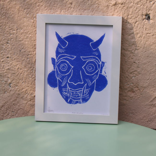 Cette affiche démon bleu représente un visage stylisé. Une créature fantastique au visage bleu, ce qui lui confère un aspect mystérieux et surnaturel.