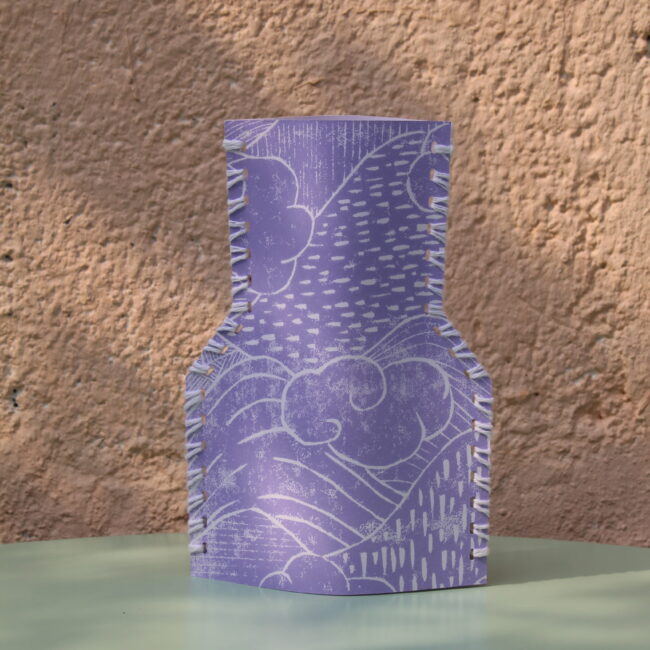 Ce vase en papier est une pièce unique qui allie esthétique et fonctionnalité. Design épuré, motifs délicats et finition artisanale.