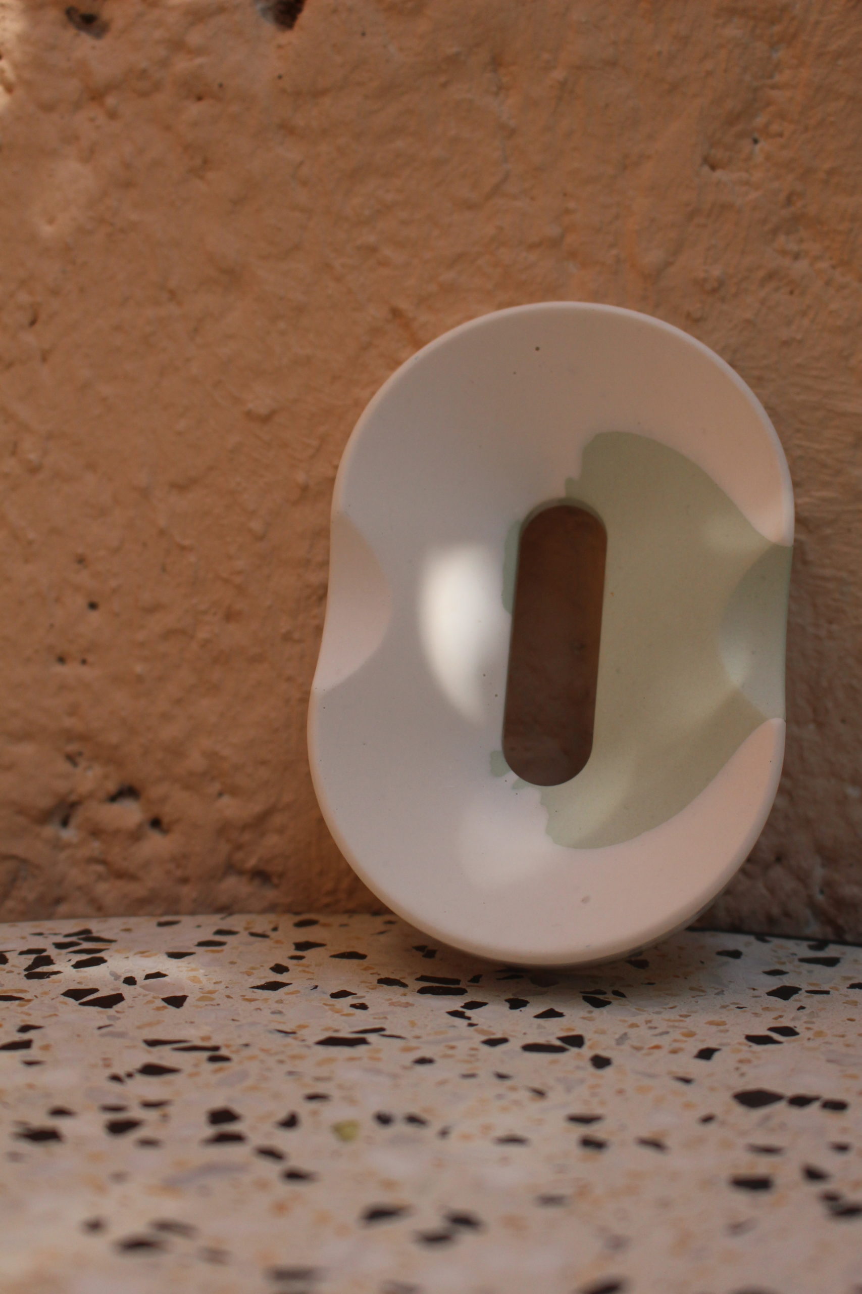 Couleur : Le porte-savon présente une couleur blanche et verte, une teinte neutre et chaleureuse qui s'intégrera facilement à de nombreux styles de salles de bain. Matériau : fabriqué en jesmonite, un matériau composite à base de plâtre et de résine, ce qui lui donne un aspect mat