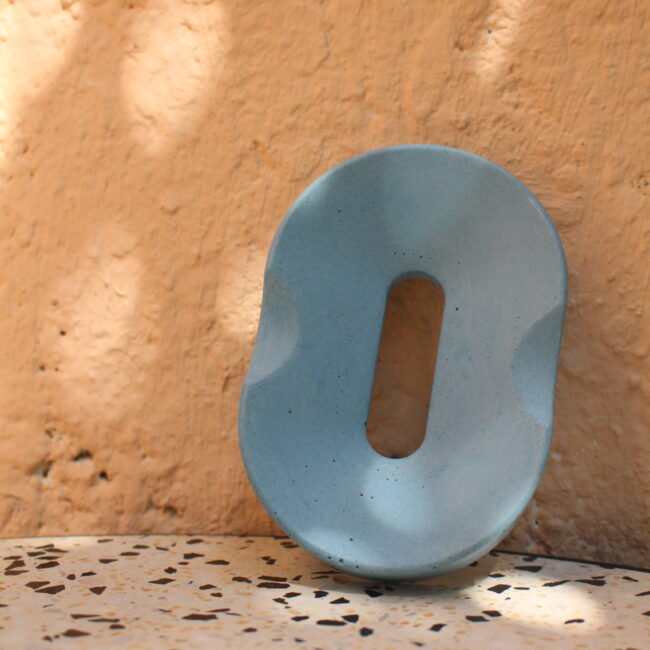 Couleur : Le porte-savon présente une couleur bleu brut, une teinte neutre et chaleureuse qui s'intégrera facilement à de nombreux styles de salles de bain. Matériau : fabriqué en jesmonite, un matériau composite à base de plâtre et de résine, ce qui lui donne un aspect mat