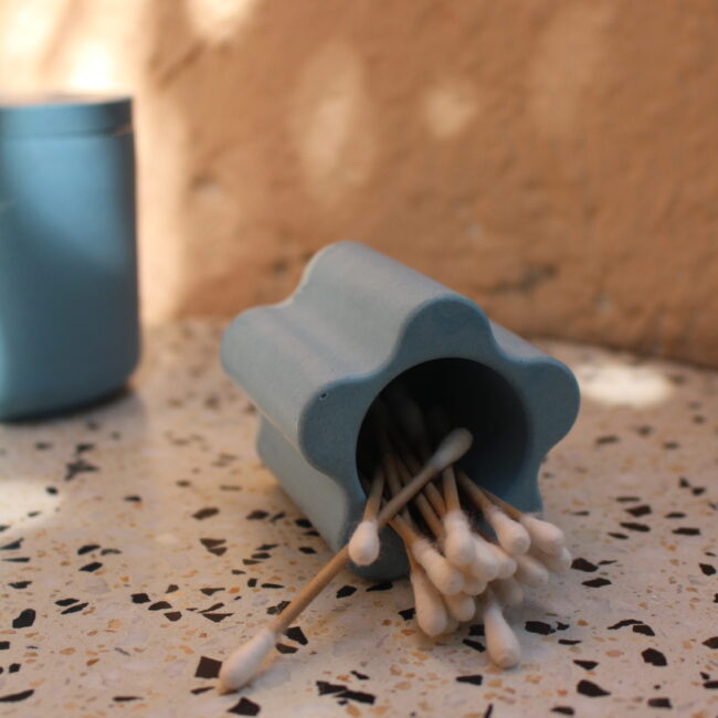 Accessoire de salle de bain, pot a coton tige en forme de fleur de Couleur bleu brut