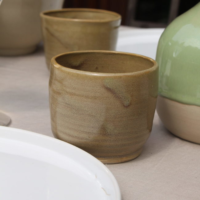 Tasse en céramique - émaillage couleur marron aux reflets verts