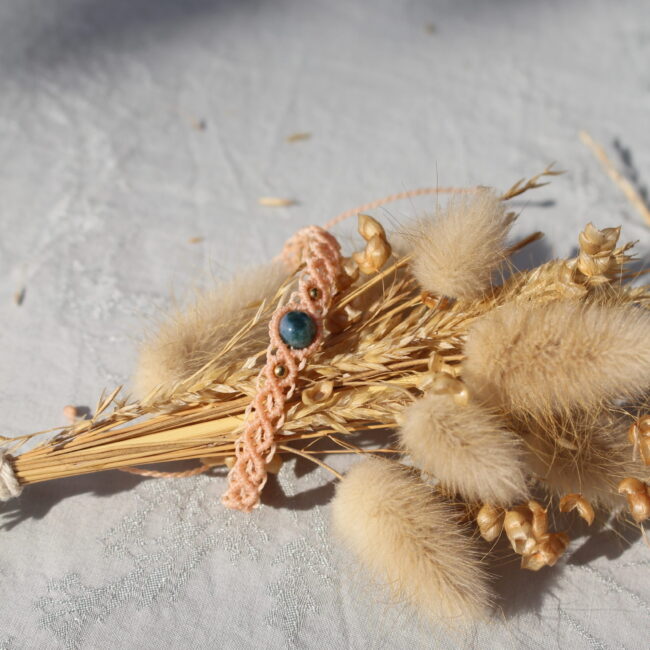 Bracelet en macramé ajustable, couleur rose et pierre bleue