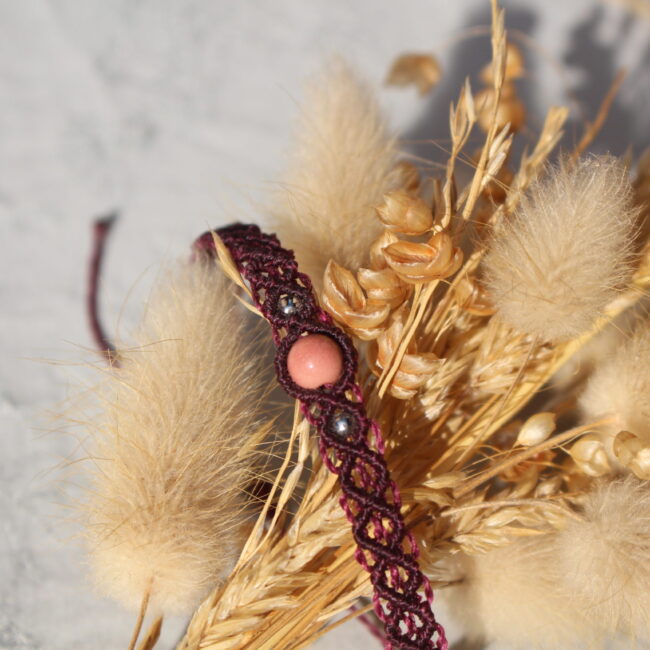 Bracelet en macramé ajustable, couleur prune et pierre rose