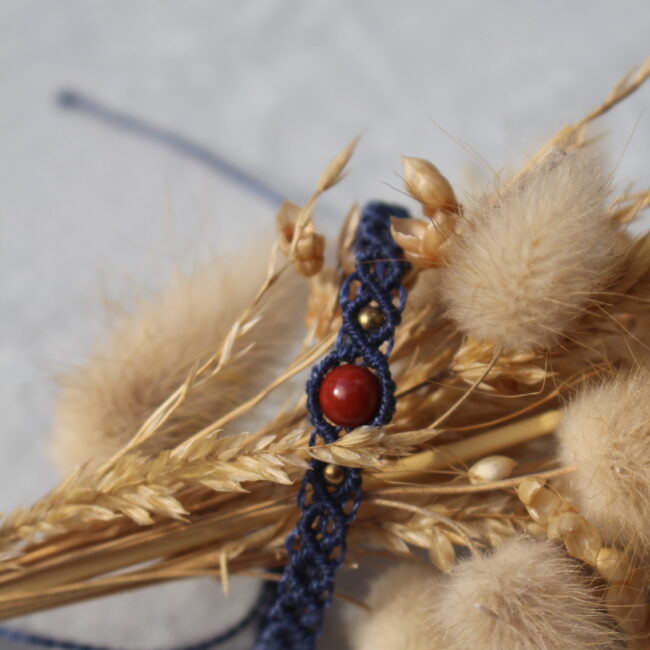 Bracelet en macramé ajustable, couleur marine et pierre rouge