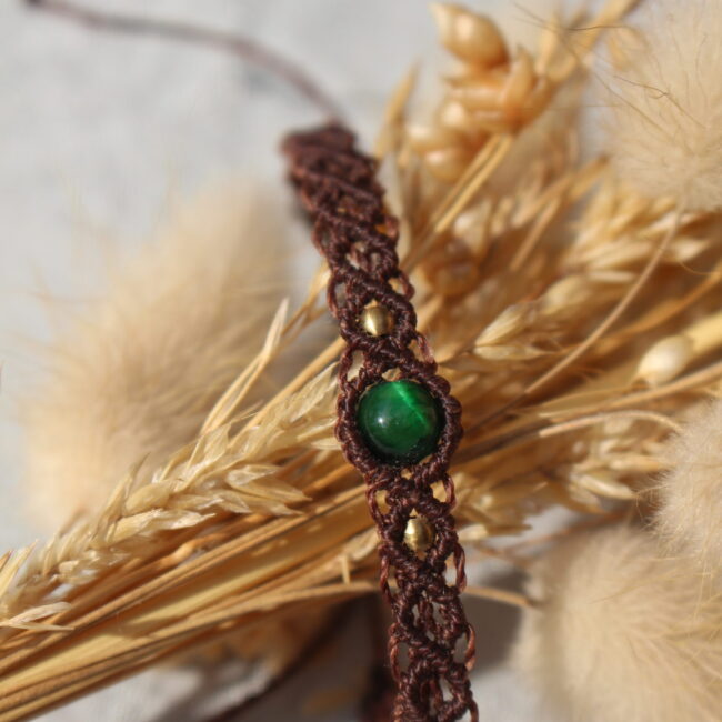 Bracelet en macramé ajustable, couleur marron et pierre verte
