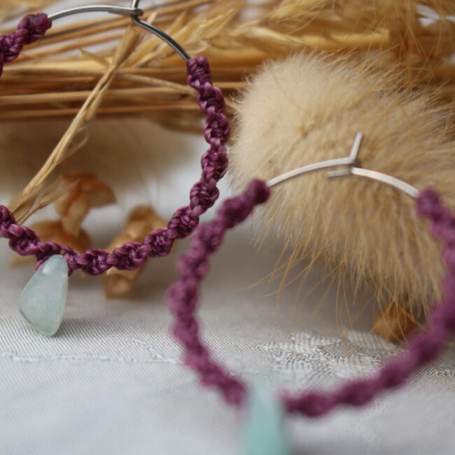 Ces créoles allient à la fois un style bohème et moderne. Le macramé apporte une touche artisanale et naturelle, tandis que la forme circulaire et la pierre en semi-précieuse