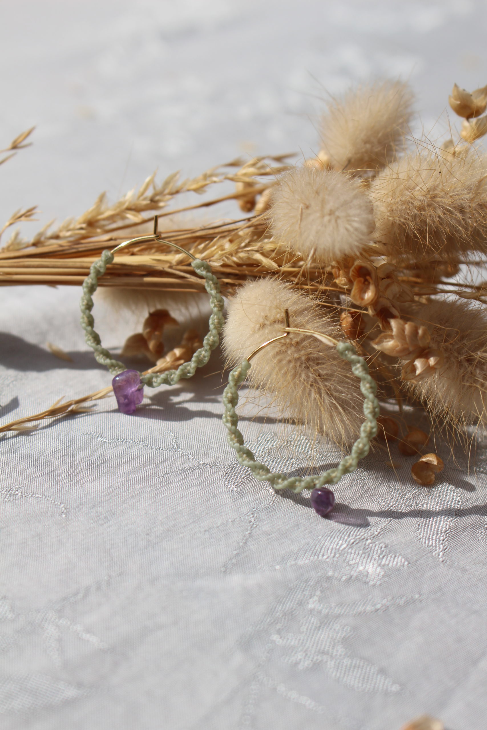 Boucle d'oreille créole de couleurs verte fabriquée en micro macramé, structure acier inoxydable dore et décoration pierre violette