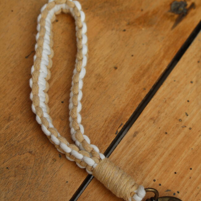 Porte clés tour de poignet en macramé. Corde couleur blanche et beige, mousqueton bronze