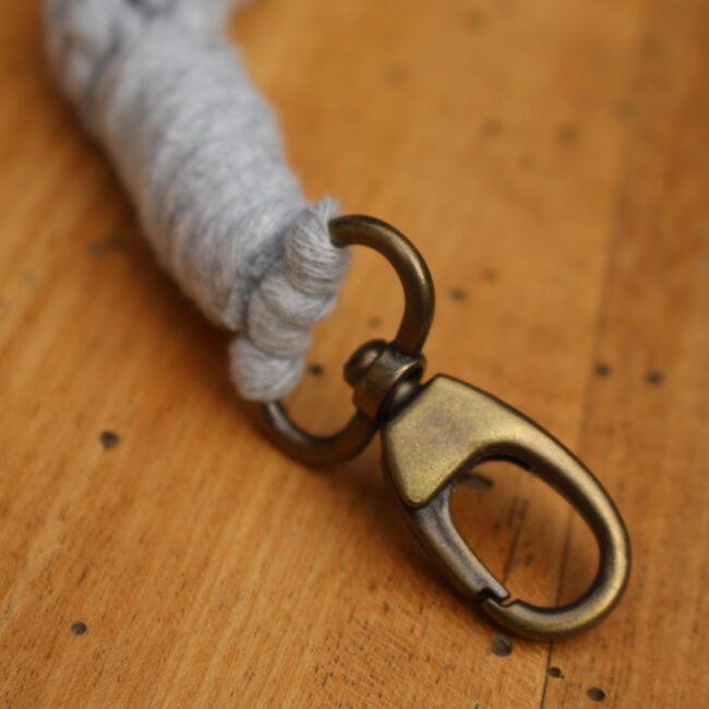 Porte clés tour de poignet en macramé. Corde couleur grise, mousqueton bronze