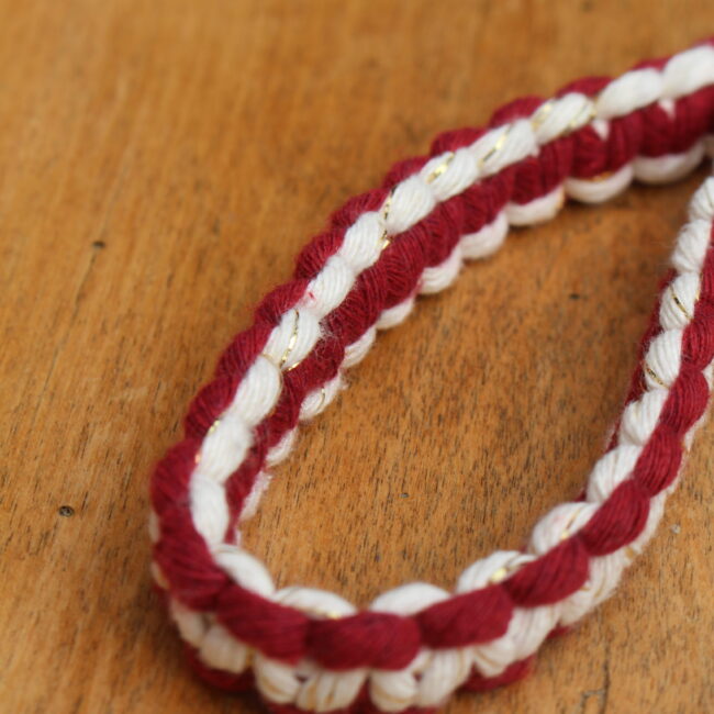 Porte clés tour de poignet en macramé. Corde couleur rouge et blanc avec fils dorés, mousqueton bronze