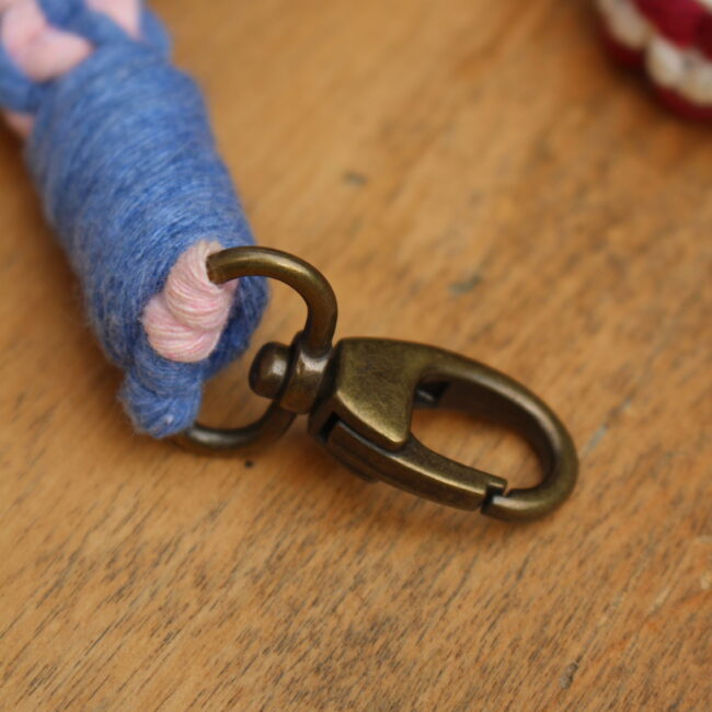Porte clés tour de poignet en macramé. Corde couleur rose et bleu, mousqueton bronze