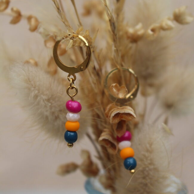 La petite touche de couleur pour faire la différence. Petites boucles d'oreilles en perles roses, oranges, bleues et blanches. Attache dormeuse dorée.