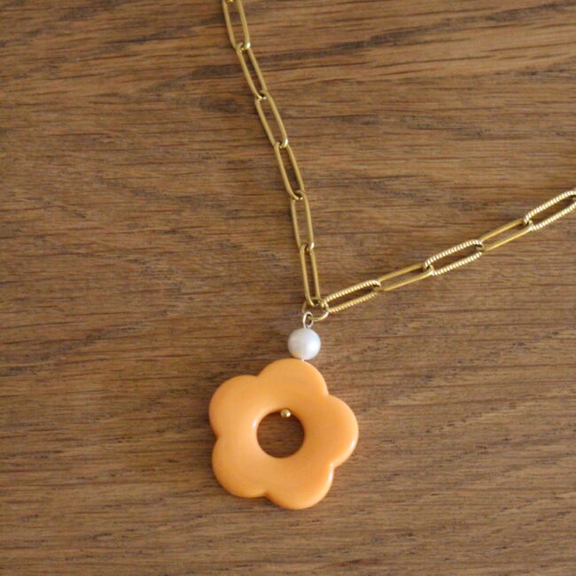 Collier en acier inoxydable doré, agrémenté d'une perle en plastique en forme de fleur de couleur corail