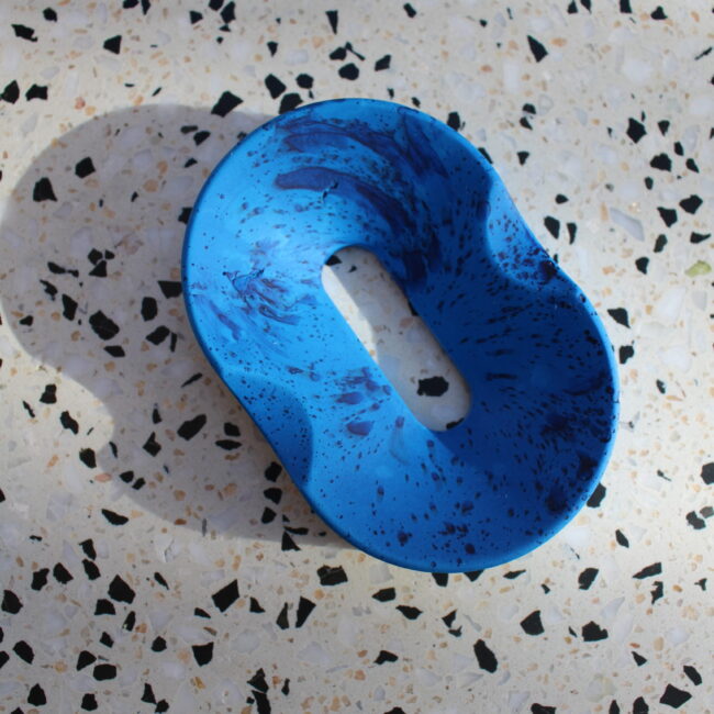 Couleur : Le porte-savon présente une couleur bleu vif, une teinte qui donnera une touche de peps à de nombreux styles de salles de bain. Matériau : fabriqué en jesmonite, un matériau composite à base de plâtre et de résine, ce qui lui donne un aspect mat