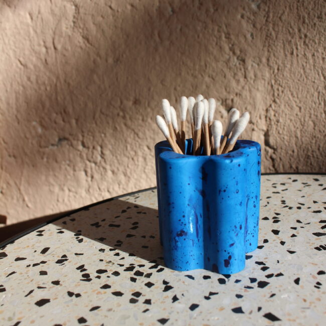 Accessoire de salle de bain, pot a coton tige en forme de fleur de Couleur bleu effet de taches bleue plus foncée