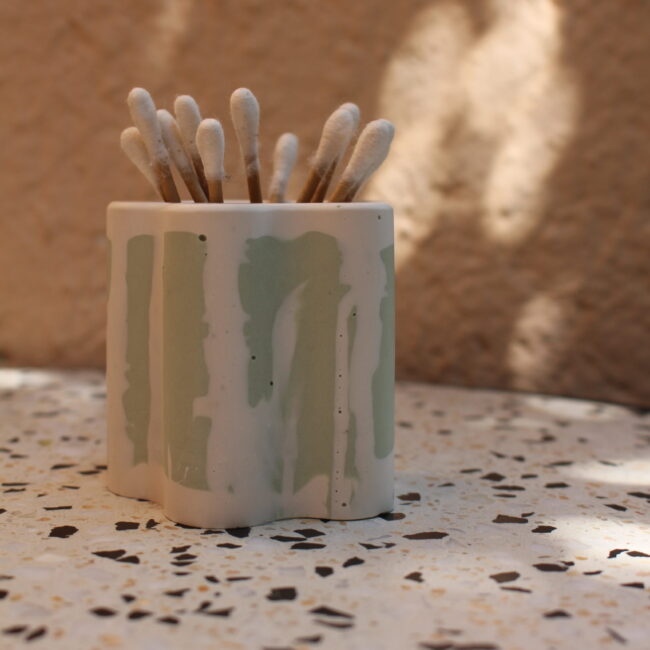 Accessoire de salle de bain, pot a coton tige en forme de fleur de Couleur vert sauge et effet glaçage blanc