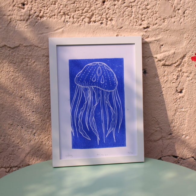 Cette linogravure nous offre une représentation stylisée dune méduse dans son milieu naturel. Le bleu profond évoque immédiatement la sérénité. Créant une atmosphère paisible et apaisante
