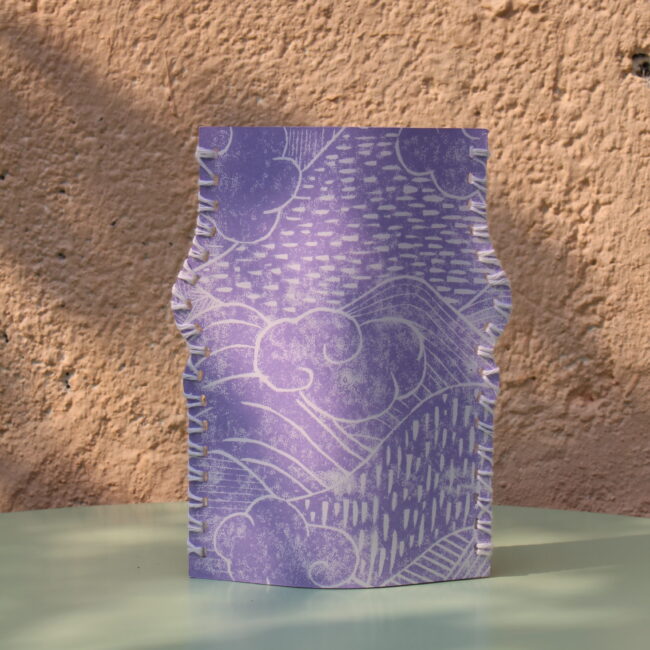 Ce vase en papier est une pièce unique qui allie esthétique et fonctionnalité. Design épuré, motifs délicats et finition artisanale.