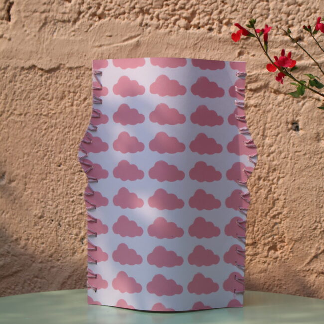 Ce vase en papier est une pièce unique qui allie esthétique et fonctionnalité. Design épuré, motifs délicats et finition artisanale.