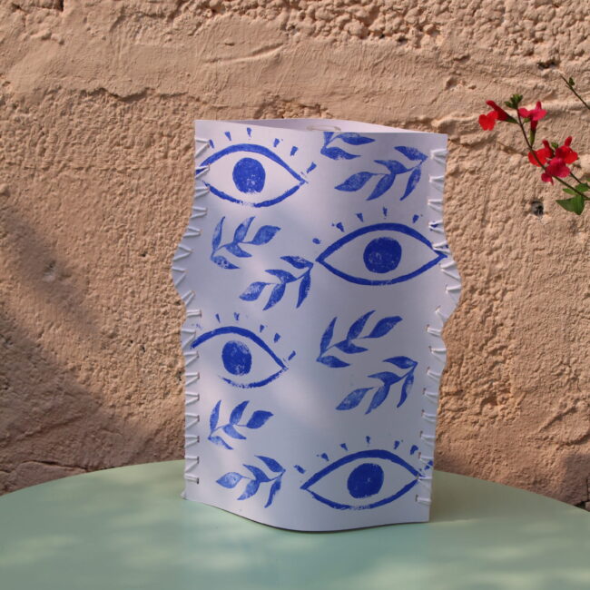 Ce vase en papier est une pièce unique qui allie esthétique et fonctionnalité. Design épuré, motifs délicats et finition artisanale.