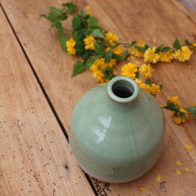 Élégant vase en céramique, forme ronde et ventrue, couleur vert the, finition brillante.