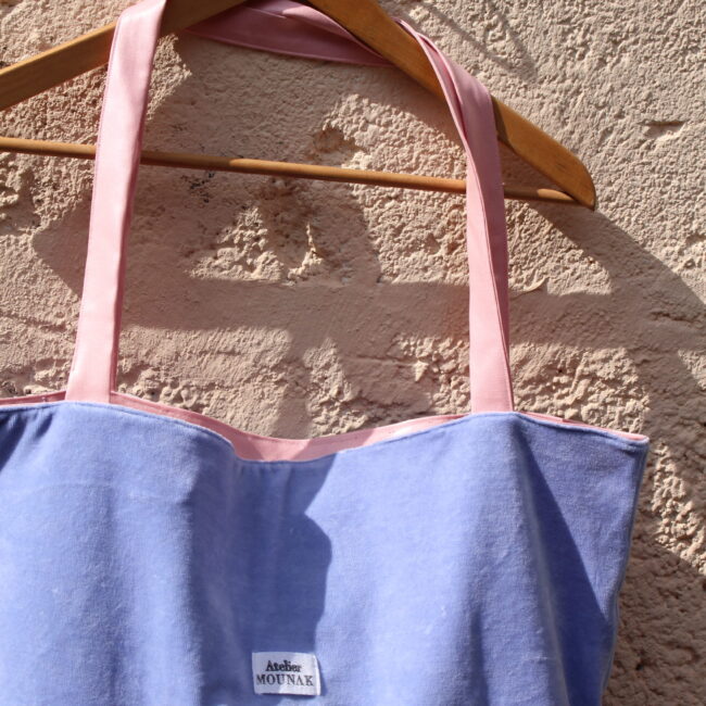 Ce sac cabas lila est un incontournable pour un look décontracté. Intérieur tissus enduit rose. Offrant une grande capacité de rangement.