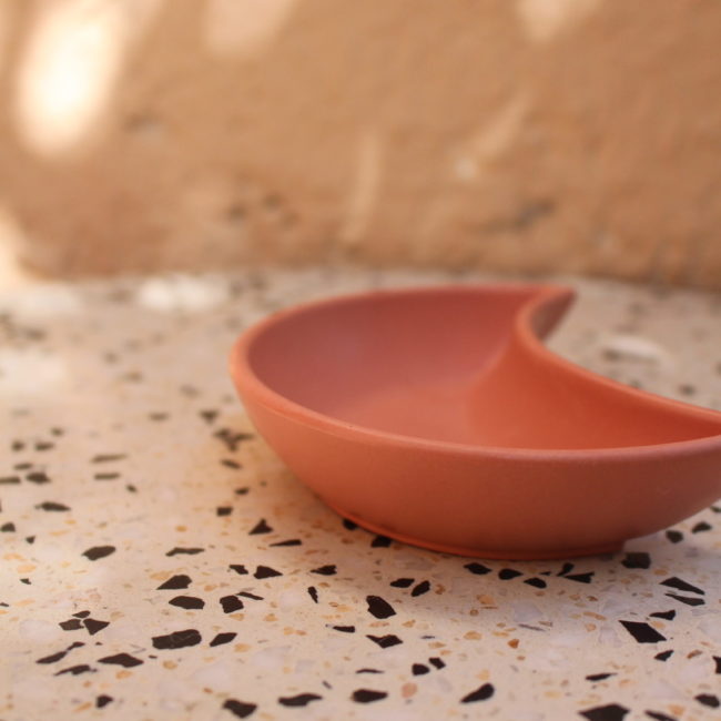 Dans la collection rose, retrouvez la coupelle lune. Vous pouvez l'associer à d'autres produits de la même gamme pour un ensemble sucré.