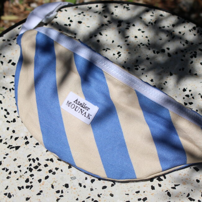 La banane maxi rayures. Accessoire mode incontournable pour un look décontracté et urbain. Confectionné un tissus de seconde main doux et résistant.