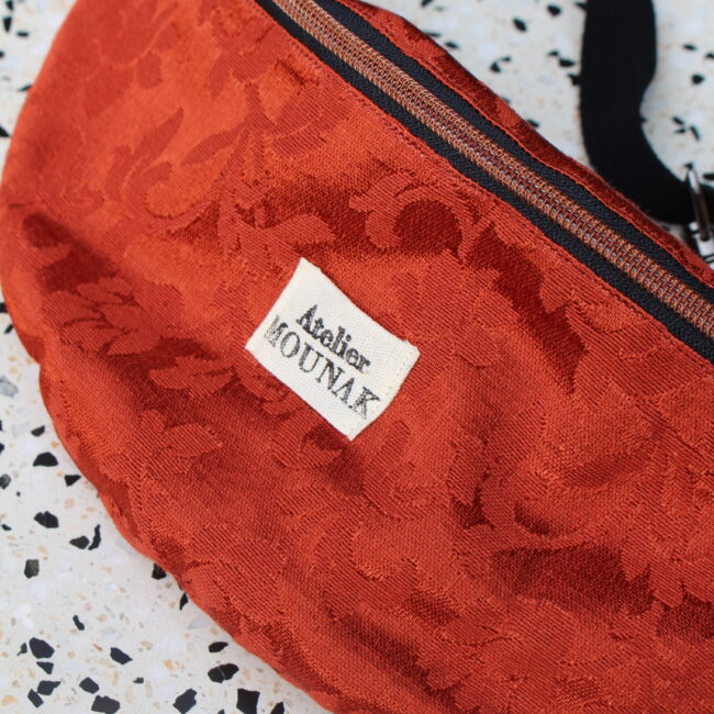 Accessoire mode incontournable pour un look décontracté et urbain. Confectionné un tissus de seconde main doux et résistant. Tissus extérieur motifs.