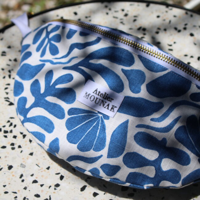 La banane coquillage. Accessoire mode incontournable pour un look décontracté et urbain. Confectionné un tissus de seconde main doux et résistant.