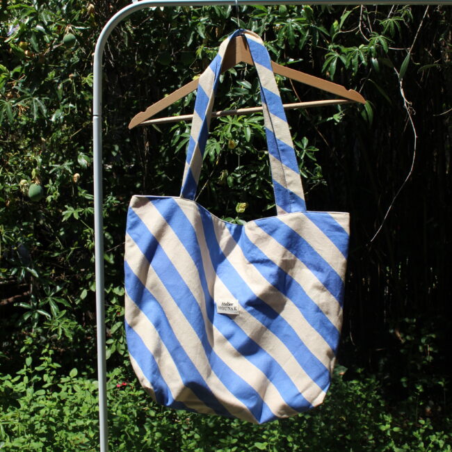Ce sac cabas maxi rayures est un incontournable pour un look décontracté. Grosses rayures bleues sur blanc. Grande capacité de rangement + Réversible