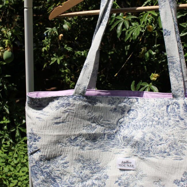 Ce sac cabas toile de Jouy est un incontournable pour un look décontracté. Toile de Jouy bleue sur blanc. Grande capacité de rangement + Réversible Lila