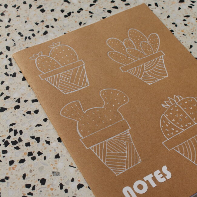 Découvrez notre collection de carnets en papier kraft personnalisés à la main. Motifs feuillage élégants, design artisanal unique, parfaits pour vos notes et projets créatifs. Offrez ou créez avec style !