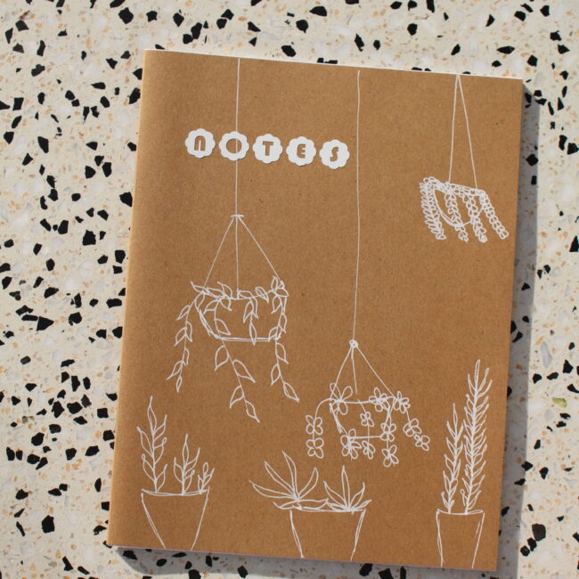 Découvrez notre collection de carnets en papier kraft personnalisés à la main. Motifs feuillage élégants, design artisanal unique, parfaits pour vos notes et projets créatifs. Offrez ou créez avec style !