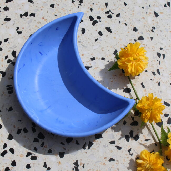Dans la collection bleu zebre, retrouvez la coupelle lune. Vous pouvez l'associer à d'autres produits de la même gamme pour un ensemble sucré.