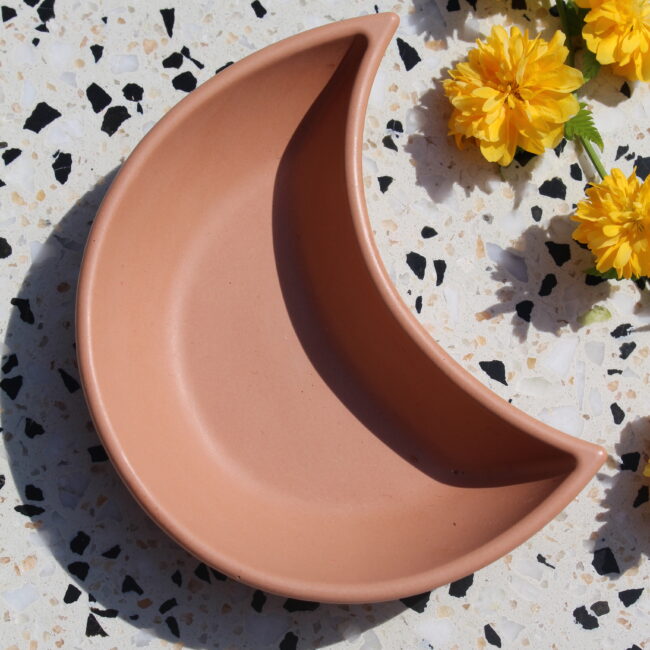 Dans la collection chocolat, retrouvez la coupelle lune. Vous pouvez l'associer à d'autres produits de la même gamme pour un ensemble sucré.