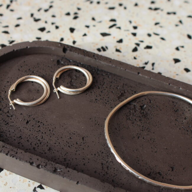 Cette coupelle vous permettra de déposer de petits objets dans votre entrée par exemple. Elle a la taille idéale pour une paire de lunettes.