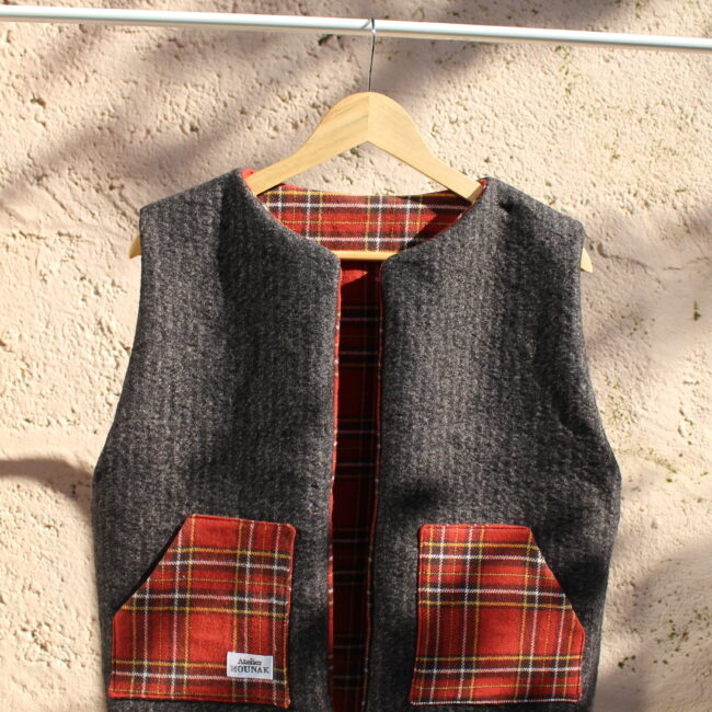Ce gilet laine réversible sans manches fabrique en France, est une pièce unique et originale qui allie confort et style. Sa couleur grise, ses motifs tartan et sa coupe ample en font un vêtement tendance, intemporel et mixte. Il est parfait pour ceux qui souhaitent ajouter une touche unique à leur garde-robe.