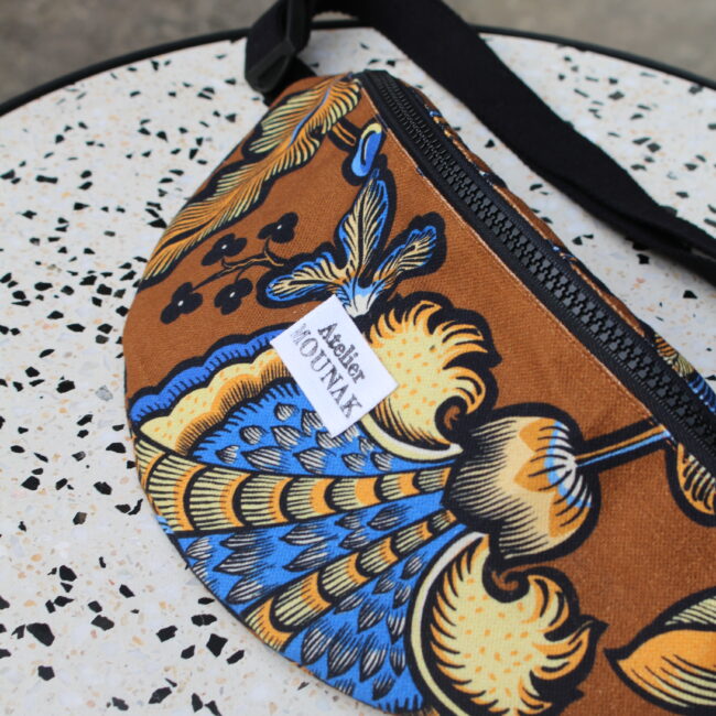 Accessoire mode incontournable pour un look décontracté et urbain. Confectionné un tissus de seconde main doux et résistant. Tissus extérieur motifs.