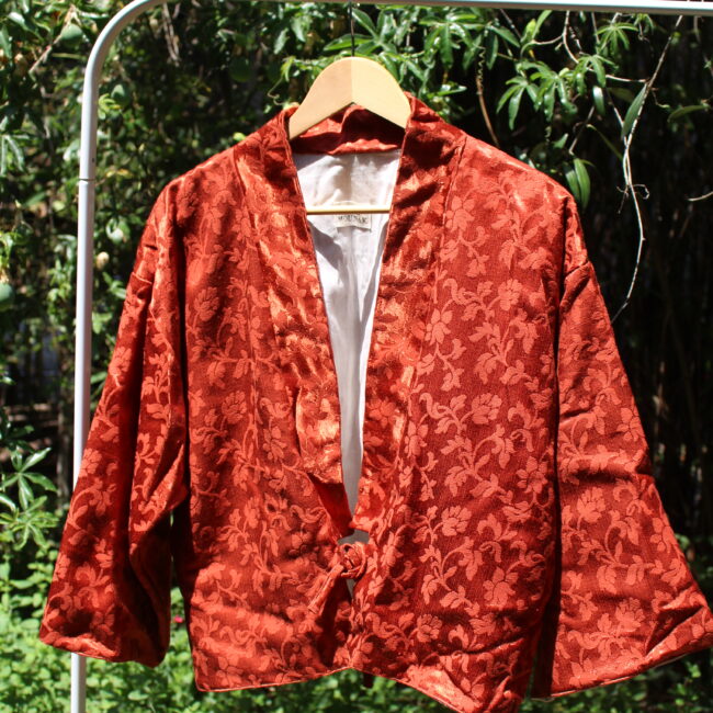 Cet KIMONO rouge manches larges est une pièce unique et originale qui allie confort et style. Sa coupe ample en fait un vêtement mixte.
