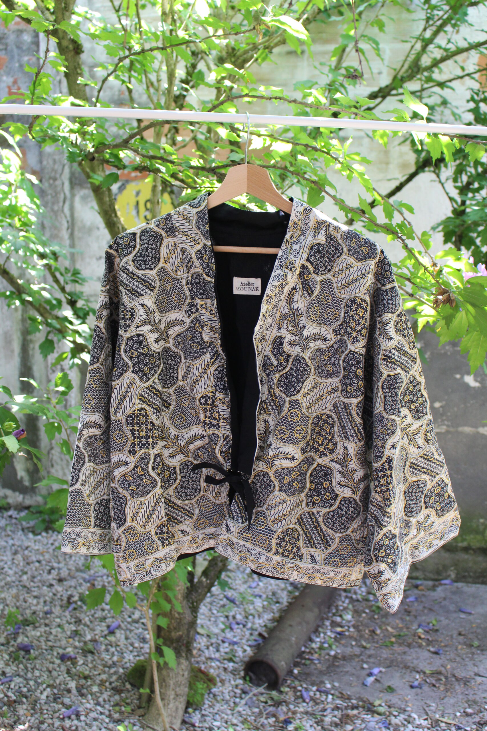 Cet KIMONO noir et blanc, manches larges est une pièce unique et originale qui allie confort et style. Sa coupe ample en fait un vêtement mixte.