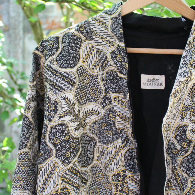 Cet KIMONO noir et blanc, manches larges est une pièce unique et originale qui allie confort et style. Sa coupe ample en fait un vêtement mixte.