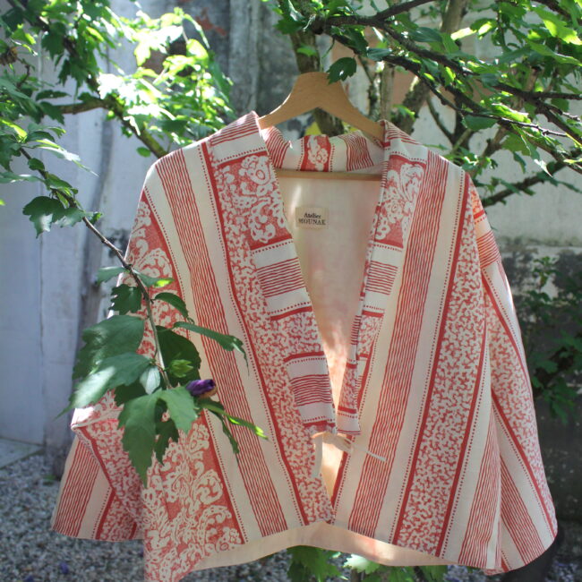 Cet KIMONO rouge et blanc, manches larges est une pièce unique et originale qui allie confort et style. Sa coupe ample en fait un vêtement mixte.