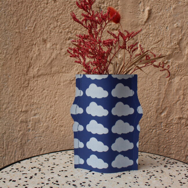 Ce vase en papier est une pièce unique qui allie esthétique et fonctionnalité. Design épuré, motifs délicats et finition artisanale.